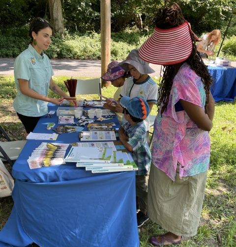 Intern talks to visitors 