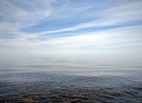 Landscape of a lake with a rocky bottom.